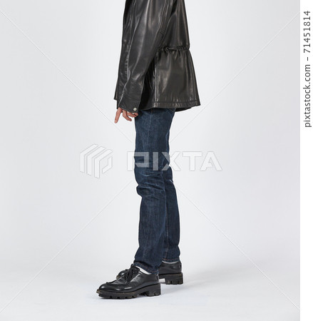 常設男子身穿藍色緊身牛仔褲，苗條的身材 71451814