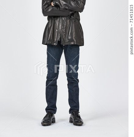 常設男子身穿藍色緊身牛仔褲，苗條的身材 71451815