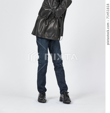 常設男子身穿藍色緊身牛仔褲，苗條的身材 71451818