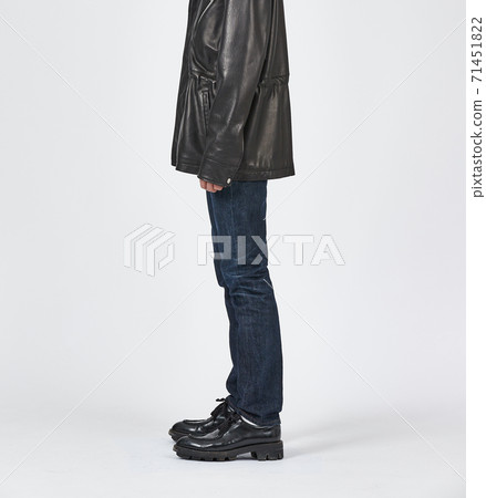 常設男子身穿藍色緊身牛仔褲，苗條的身材 71451822