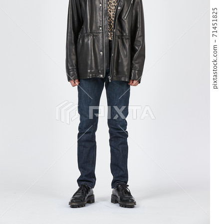 常設男子身穿藍色緊身牛仔褲，苗條的身材 71451825