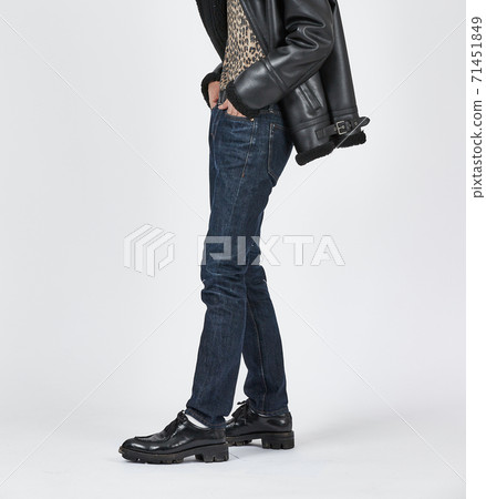 常設男子身穿藍色緊身牛仔褲,苗條的身材 常設男子身穿藍色緊身牛仔褲,苗條的身材 71451849