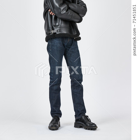 常設男子身穿藍色緊身牛仔褲,苗條的身材 常設男子身穿藍色緊身牛仔褲,苗條的身材 71451851
