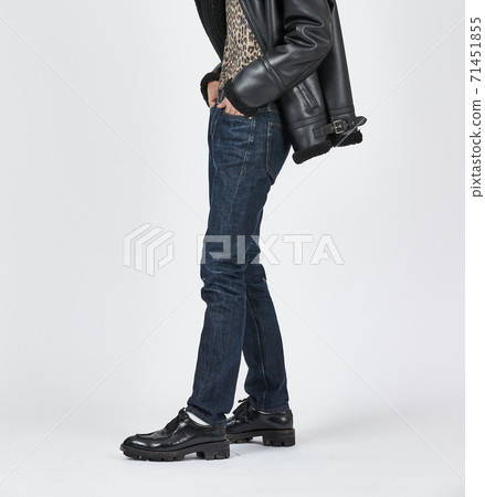 常設男子身穿藍色緊身牛仔褲，苗條的身材 71451855