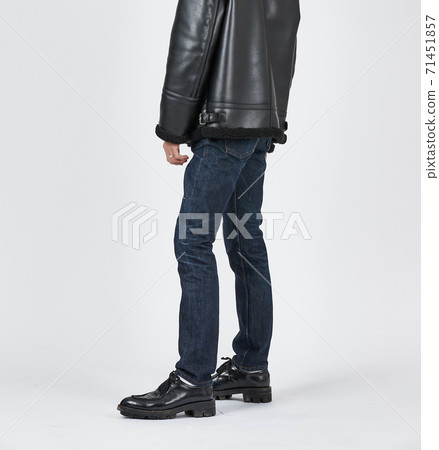 常設男子身穿藍色緊身牛仔褲，苗條的身材 71451857