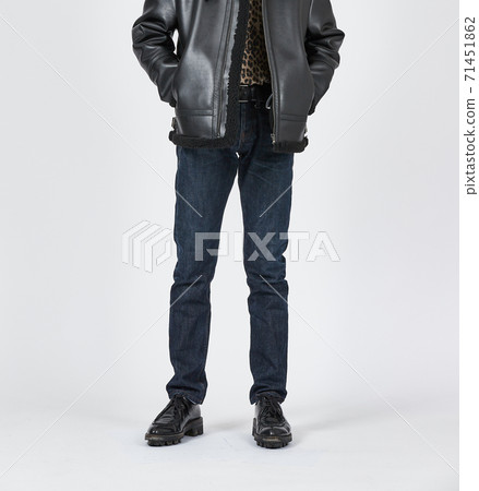 常設男子身穿藍色緊身牛仔褲，苗條的身材 71451862