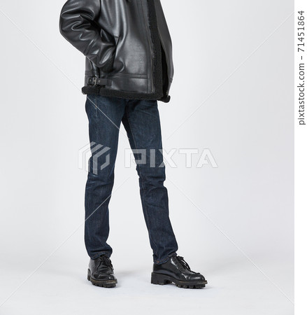 常設男子身穿藍色緊身牛仔褲，苗條的身材 71451864