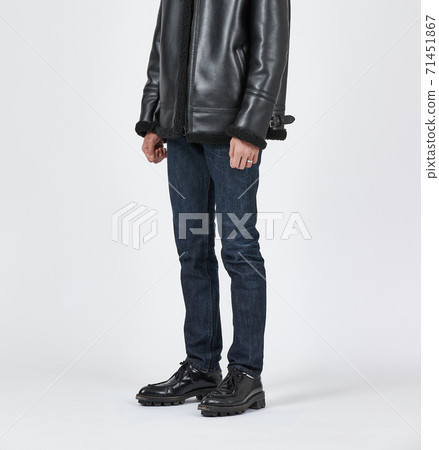 常設男子身穿藍色緊身牛仔褲，苗條的身材 71451867