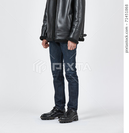 常設男子身穿藍色緊身牛仔褲，苗條的身材 71451868