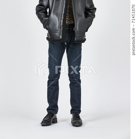 常設男子身穿藍色緊身牛仔褲，苗條的身材 71451870