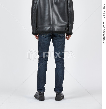 常設男子身穿藍色緊身牛仔褲，苗條的身材 71451877