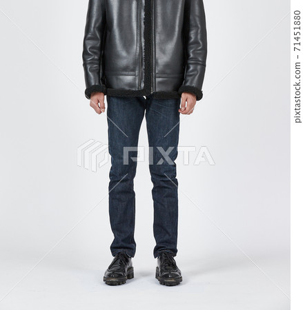 常設男子身穿藍色緊身牛仔褲，苗條的身材 71451880