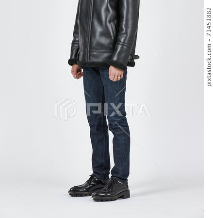 常設男子身穿藍色緊身牛仔褲，苗條的身材 71451882