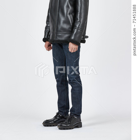 常設男子身穿藍色緊身牛仔褲，苗條的身材 71451888