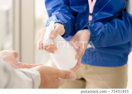 女人拿著噴霧瓶的手[酒精消毒] 71451955