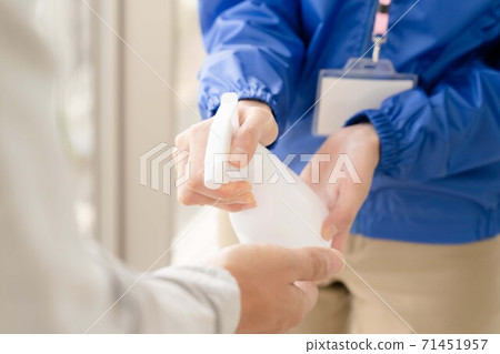 女人拿著噴霧瓶的手[酒精消毒] 71451957