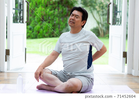 A man in his 60s who has a backache A man in his 60s who has a backache 71452604