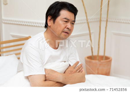 A man in his 60s who can't sleep 71452856