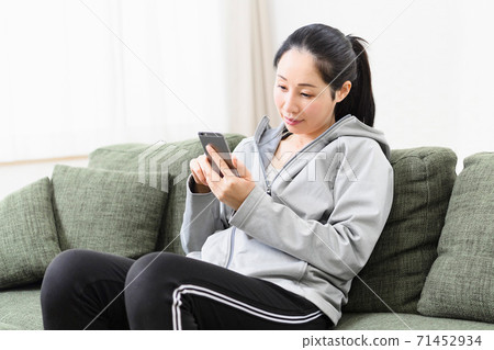 拿著智能手機的女人 71452934