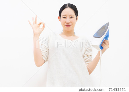 熨燙女性 熨燙女性 71453351