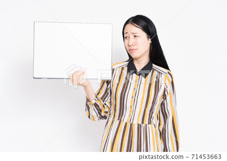 A woman with a sketchbook 71453663