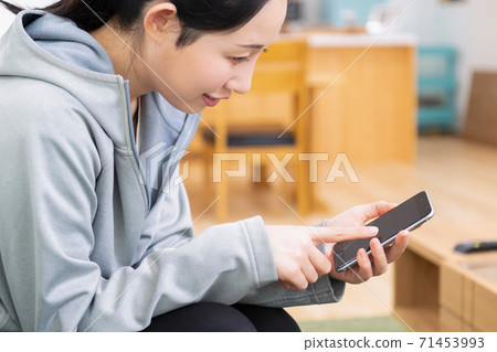 使用智慧型手機的女人 使用智慧型手機的女人 71453993
