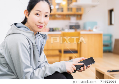 使用智慧型手機的女人 使用智慧型手機的女人 71453994