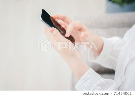 使用智慧型手機的女人 71454001