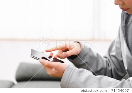 使用智慧型手機的女人 71454007