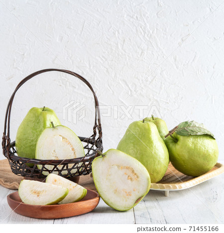 芭樂 番石榴 木頭 背景 鄉村 葉子 Guava white fruit leaf グアバ 果物 71455166