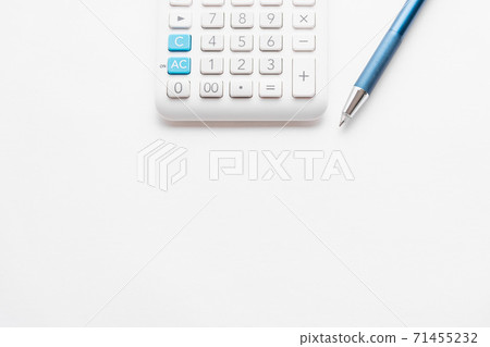計算器和圓珠筆在白色背景上 71455232