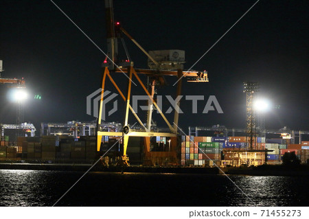名古屋港集裝箱碼頭的夜景 名古屋港集裝箱碼頭的夜景 71455273