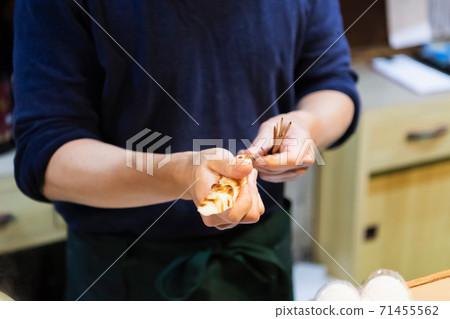 Preparation of oden Chikuwa 71455562