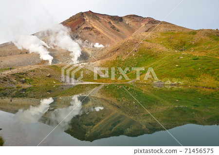 Asahidake, the highest peak in Hokkaido: Hokkaido Asahidake, the highest peak in Hokkaido: Hokkaido 71456575
