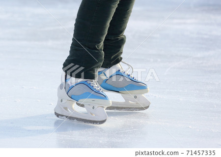 foot ice-skating person on the ice rink 71457335