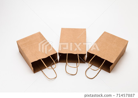 Brown paper shopping bags on whtie background Brown paper shopping bags on whtie background 71457887