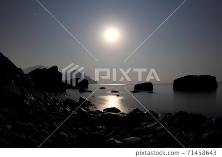 moonlight shines on the sea moonlight shines on the sea 71458643