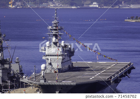 廣島縣吳市裝有出雲型直升機的護衛艦 71458702