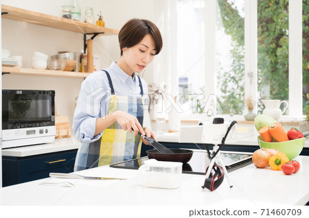 一個女人拍攝烹飪視頻 一個女人拍攝烹飪視頻 71460709