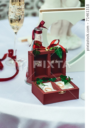 wedding rings in the box 71461318