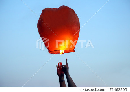 start in the sky paper fire lantern 71462205
