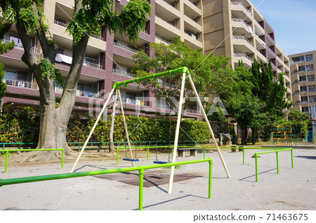 Swing and apartment in the park 71463675
