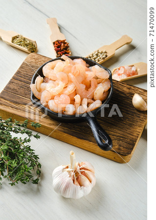 Frozen shrimps in frying pan Frozen shrimps in frying pan 71470099