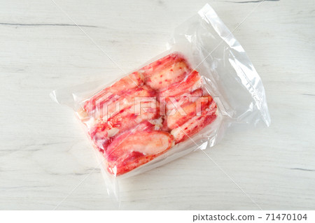 Overhead view of vacuum packed crab meat 71470104