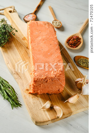 Raw pieces of salmon pressed in briquette 71470105