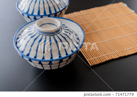 帶蓋碗的日本碗形象 帶蓋碗的日本碗形象 71471779