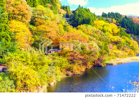 秋天的渡瀨瀨川和地方線 71472222