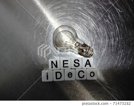 骰子字母和燈泡在明亮的燈光下與IDECO NISA對齊 71473282
