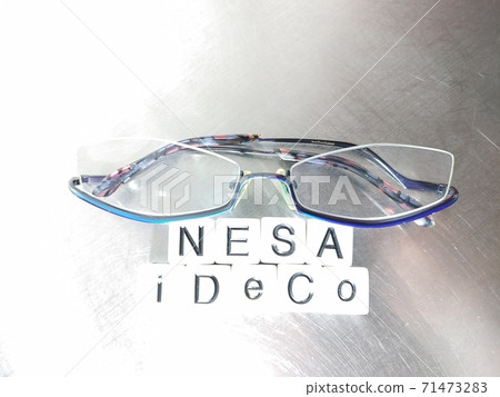 骰子字母和眼鏡在明亮的光線下與IDECO NISA排列在一起 71473283