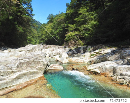 愛媛縣久馬高原町的大河川谷和藍天 71473732